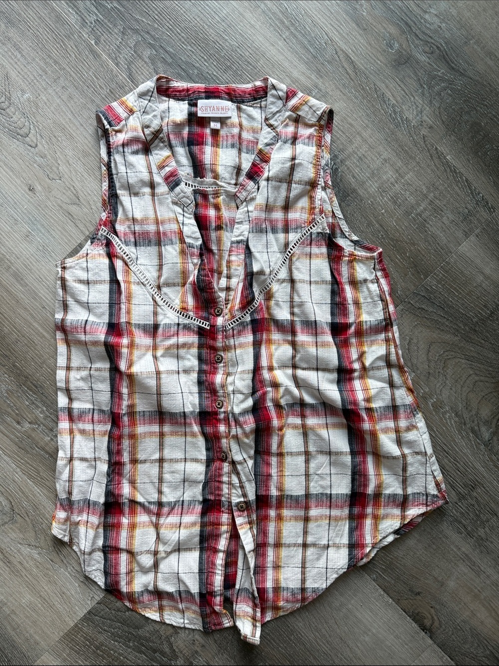 Shyanne Sleeveless Plaid Button-Up Top in Cream & Red sz m